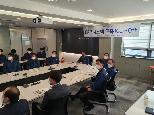 제일테크노스 ERP 프로젝트 킥오프 행사에서 관계자들이 프로젝트 추진전략을 공유하고 있다. 영림원소프트랩 제공